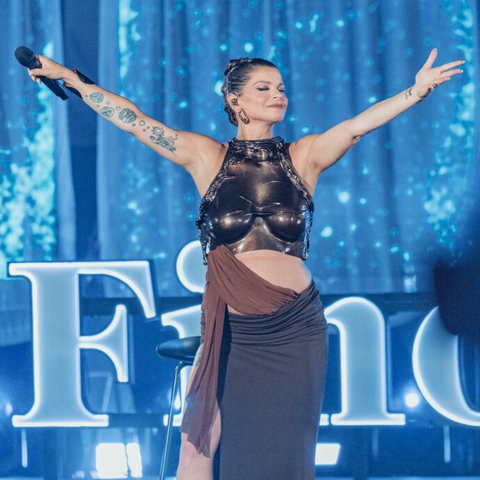 “Gli haters? Non si può piacere a tutti. Quando l’ho capito la mia vita è cambiata. Il mio uomo mi ha insegnato ad amarmi”: così Alessandra Amoroso