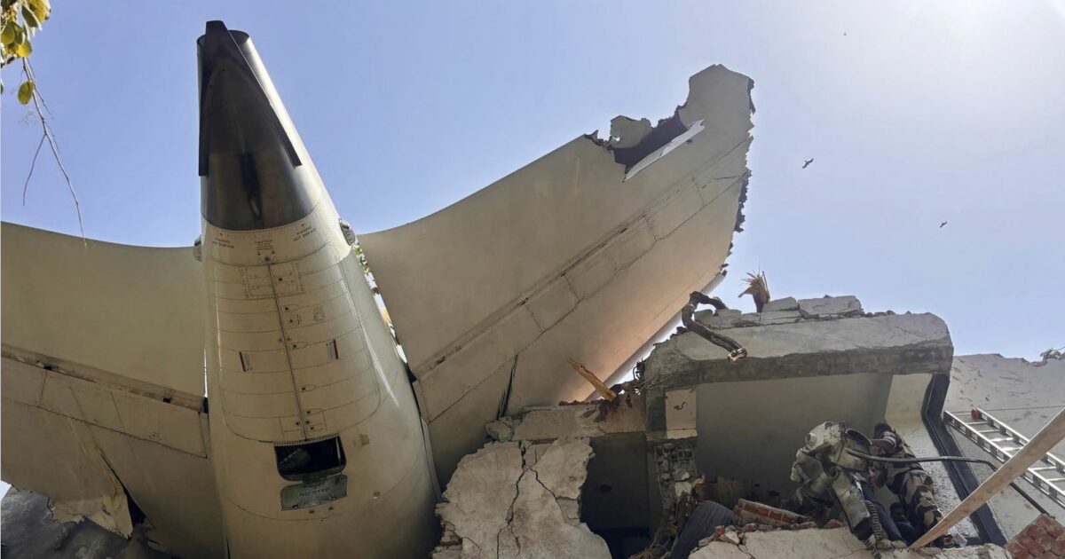 stavo usando il telefono per filmare i voli in transito e ho ripreso lo schianto dell8217aereo air india 17enne traumatizzato in preda al panico