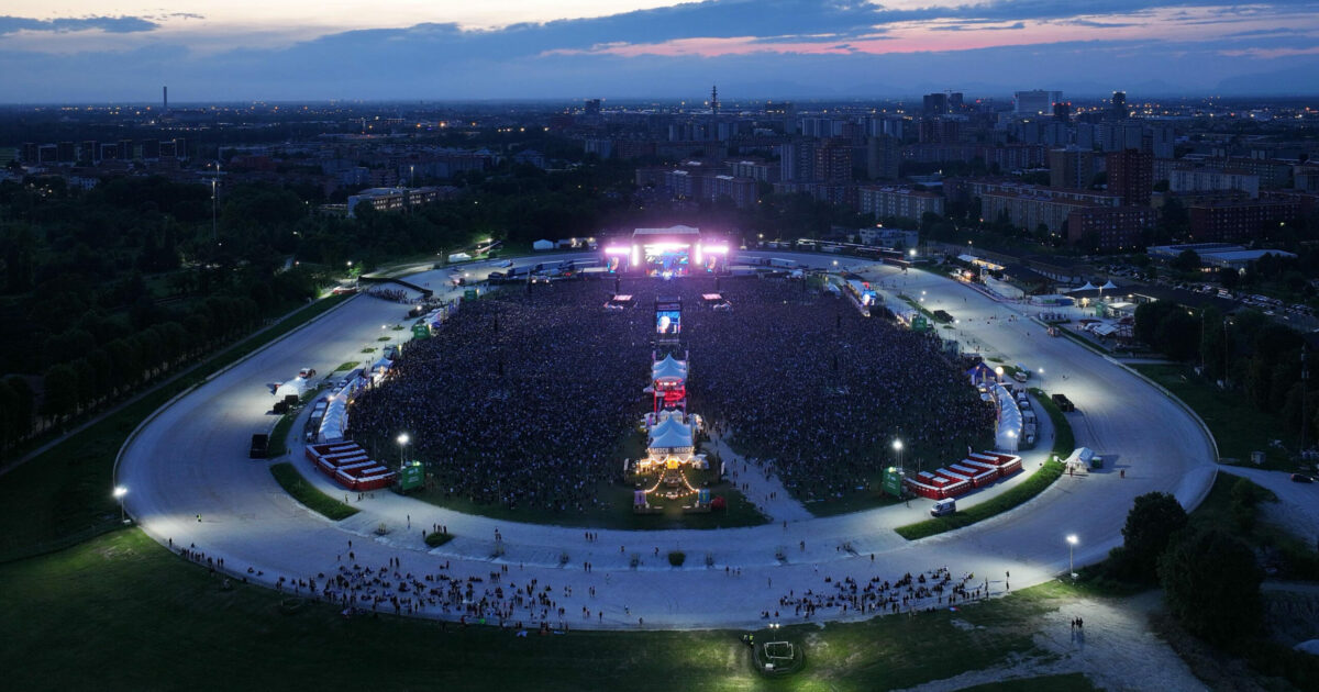 Ippodromo La Maura croce o delizia per i fan? Sui social proteste per visibilità, audio e sicurezza. C’è più di un motivo se si “insiste” ogni anno a far concerti nell’area Ippodromo La Maura croce o delizia per i fan? Sui social proteste per visibilità, audio e sicurezza. C’è più di un motivo se si “insiste” ogni anno a far concerti nell’area