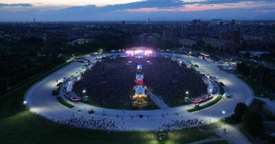 Copertina di Ippodromo La Maura croce o delizia per i fan? Sui social proteste per visibilità, ordine e sicurezza. C’è più di un motivo se si “insiste” ogni anno a far concerti nell’area