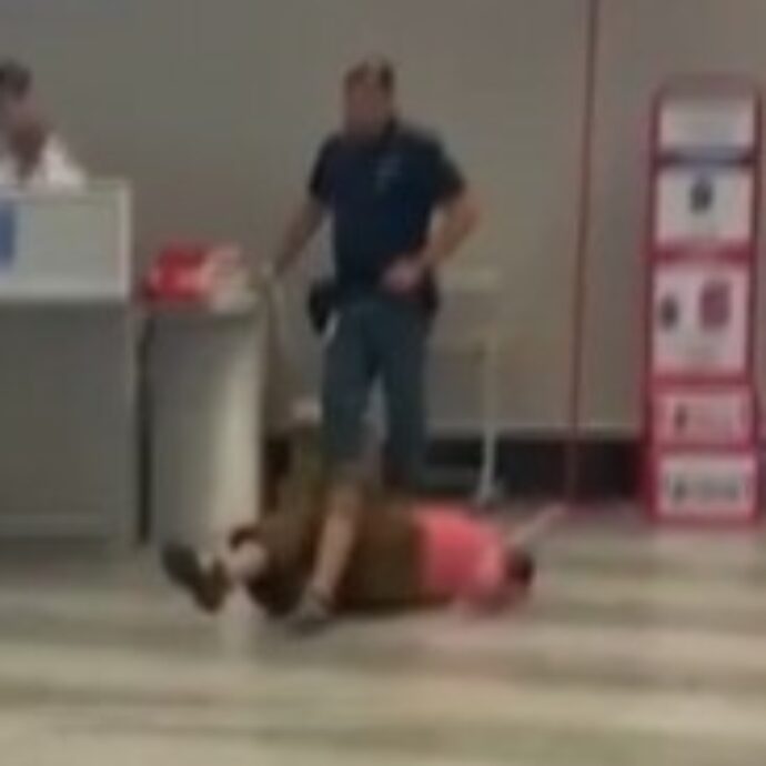“Il bagaglio a mano è troppo pesante, deve pagare il supplemento”: la passeggera si butta a terra e scalcia, il video è virale