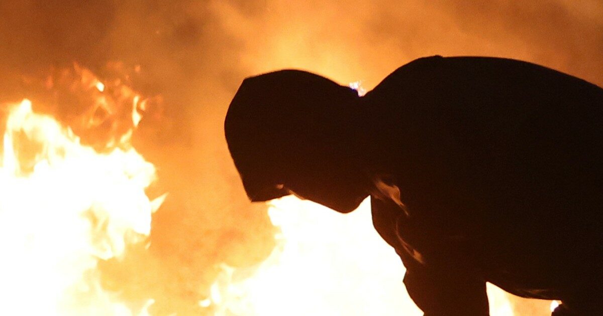 Irlanda del Nord, esplode la caccia agli immigrati rumeni dopo un caso di presunto stupro: guerriglia in strada Irlanda del Nord, esplode la caccia agli immigrati rumeni dopo un caso di presunto stupro: guerriglia in strada