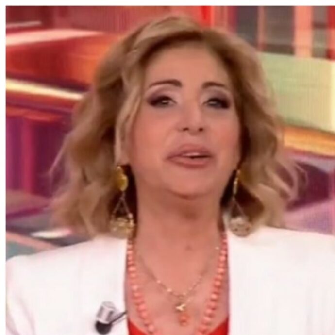 “Oggi per me è l’ultimo giorno di conduzione a Costume e Società”: l’annuncio commosso di Simonetta Guidotti – IL VIDEO