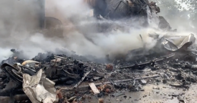 Copertina di Boeing Air India precipitato, le squadre di soccorso al lavoro tra i detriti ancora fumanti: le immagini
