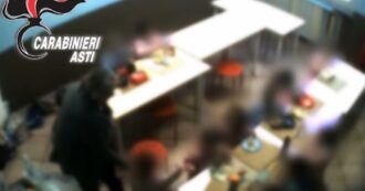 Copertina di Cibo dalla spazzatura, insulti razzisti, bimbi strattonati e derisi: “clima di terrore” in un asilo di Asti, sospese due maestre