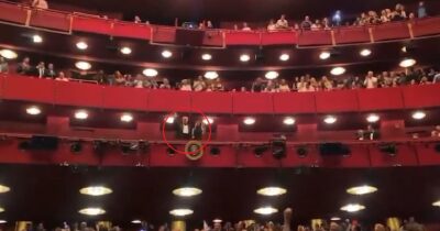 Copertina di Trump fischiato al Kennedy Center: prima del suo arrivo la protesta delle drag queen – Video