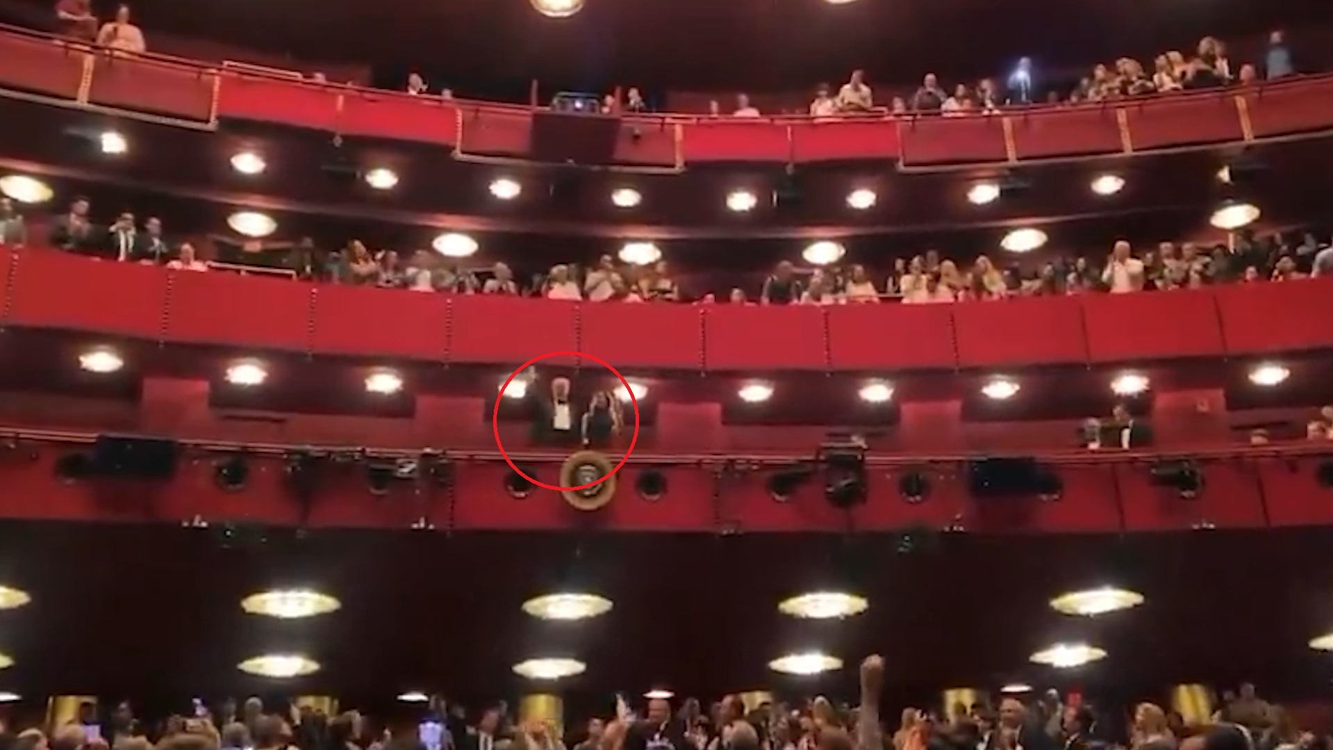Trump fischiato al Kennedy Center: prima del suo arrivo la protesta delle drag queen – Video Trump fischiato al Kennedy Center: prima del suo arrivo la protesta delle drag queen – Video