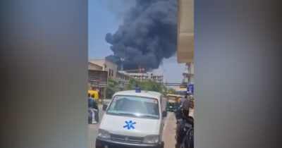 Copertina di Precipita aereo Air India diretto a Londra: alta colonna di fumo sopra la città di Ahmedabad – Video