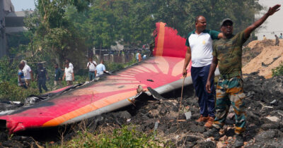 Copertina di Boeing 787 con 242 persone a bordo precipita in India: “Nessun superstite”