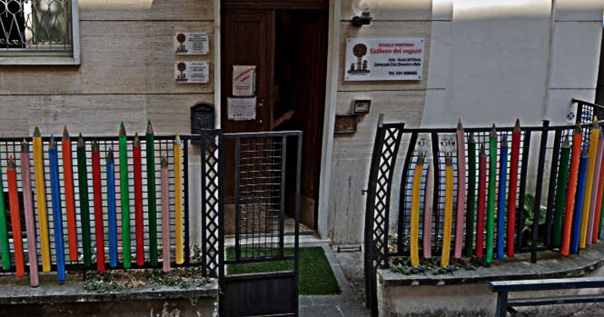 Cibo dalla spazzatura, insulti razzisti, bimbi strattonati e derisi: “clima di terrore” in un asilo di Asti, sospese due maestre