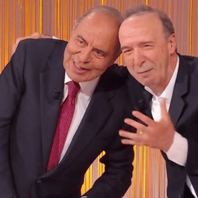 “Vespa, mi permette di venirle a toccare la punta del naso? E voglio fare un’altra cosa con lei, voglio il suo tavolo di ciliegio”: Roberto Benigni a Cinque Minuti