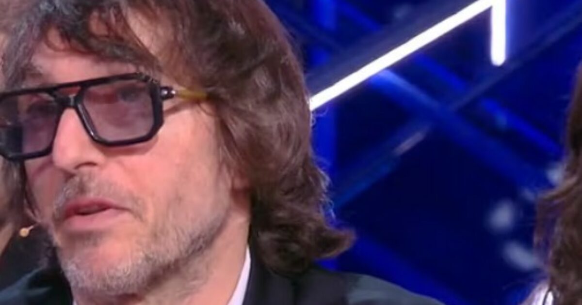 “Io mi faccio una doccia a settimana, la puzza fa parte della vita, della normalità. Le mutande? Una o due volte a settimana”: così Giuseppe Cruciani all’Isola dei Famosi