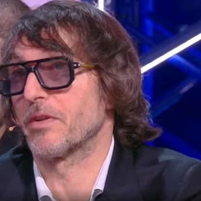 “Io mi faccio una doccia a settimana, la puzza fa parte della vita, della normalità. Le mutande? Una o due volte a settimana”: così Giuseppe Cruciani all’Isola dei Famosi