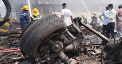 Copertina di Boeing 787 con 242 persone a bordo precipita in India: "Almeno 300 morti". Un passeggero è sopravvissuto. Video: il momento dello schianto