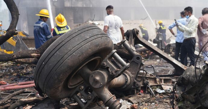 India, Boeing 787 con 242 persone a bordo precipita in un’area residenziale: “300 morti”. Un passeggero superstite