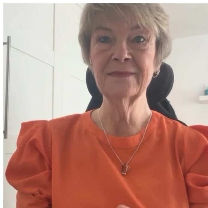 “Mi hanno amputato tutti e quattro gli arti. Una semplice infezione alle vie urinarie si è trasformata in sepsi”: la storia incredibile di Kim Smith