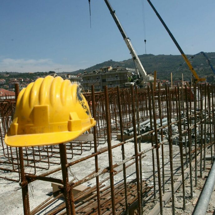Mani dietro la schiena e sguardo attento verso il cantiere, “umarell” alla riscossa: ecco quale sarà il loro ruolo