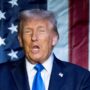 Copertina di I figli di Donald lanciano Trump mobile, la compagnia telefonica “patriottica”: call center e smartphone made in Usa