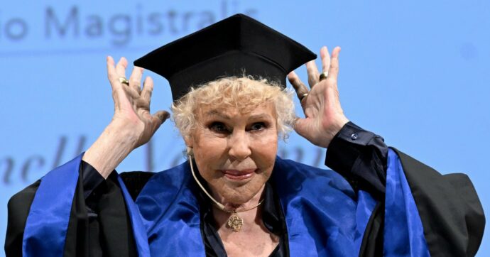 Ornella Vanoni dottoressa in leggerezza, eleganza e vita