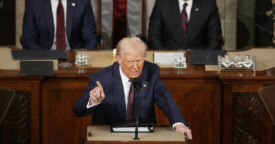 Copertina di Trump tenta il blitz sull'Intelligenza artificiale e propone dieci anni di "far west" senza regole