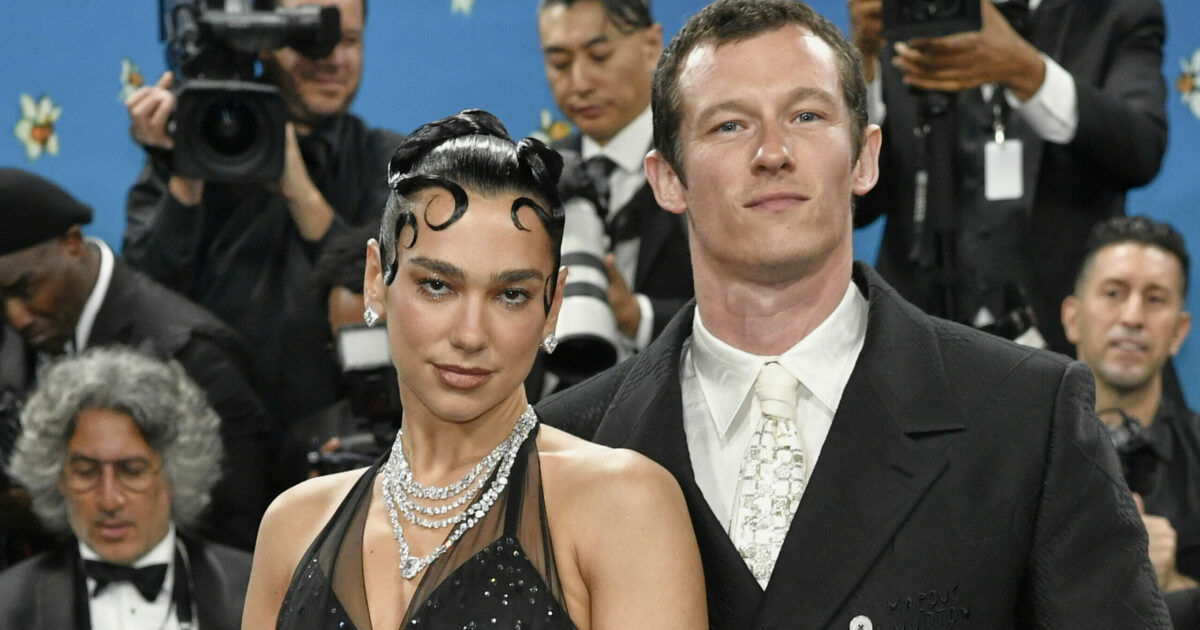 “Il matrimonio con Callum Turner? Non ho mai sognato che tipo di sposa sarei stata. Ora mi chiedo: cosa indosserò quel giorno?”: lo rivela Dua Lipa “Il matrimonio con Callum Turner? Non ho mai sognato che tipo di sposa sarei stata. Ora mi chiedo: cosa indosserò quel giorno?”: lo rivela Dua Lipa