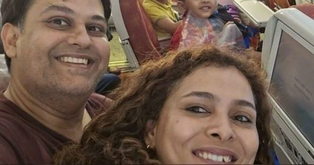 “Londra, stiamo arrivando”: l’ultimo selfie della famiglia Joshi in partenza per la nuova vita. Gli amici: “Uno choc, erano una coppia di medici ambiziosi”