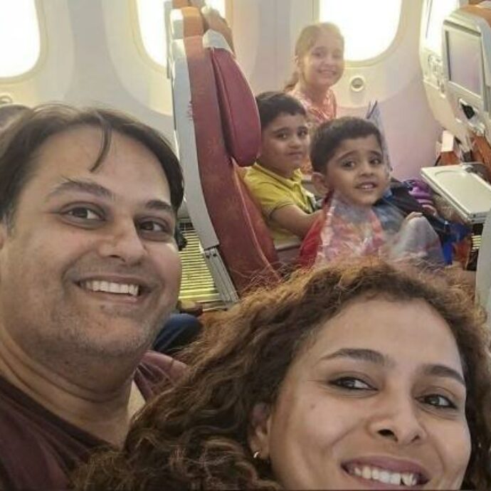 “Londra, stiamo arrivando”: l’ultimo selfie della famiglia Joshi in partenza per la nuova vita. Gli amici: “Uno choc, erano una coppia di medici ambiziosi”