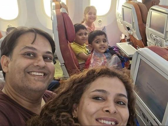 londra stiamo arrivando l8217ultimo selfie della famiglia joshi in partenza per la nuova vita gli amici uno choc erano una coppia di medici ambiziosi
