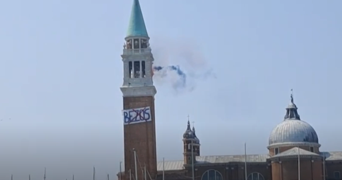venezia non 232 in vendita la protesta dei movimenti contro le nozze di bezos brugnaro squadristi ci scusiamo
