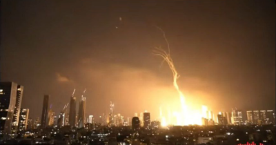 Copertina di Teheran contrattacca: centinaia di razzi, esplosioni e feriti a Tel Aviv e Gerusalemme. Anche gli Stati Uniti partecipano alla difesa. Netanyahu agli iraniani: “Ribellatevi al regime”