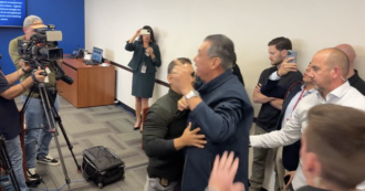 Stati Uniti, il senatore dem Alex Padilla bloccato a terra e ammannetato durante una conferenza stampa