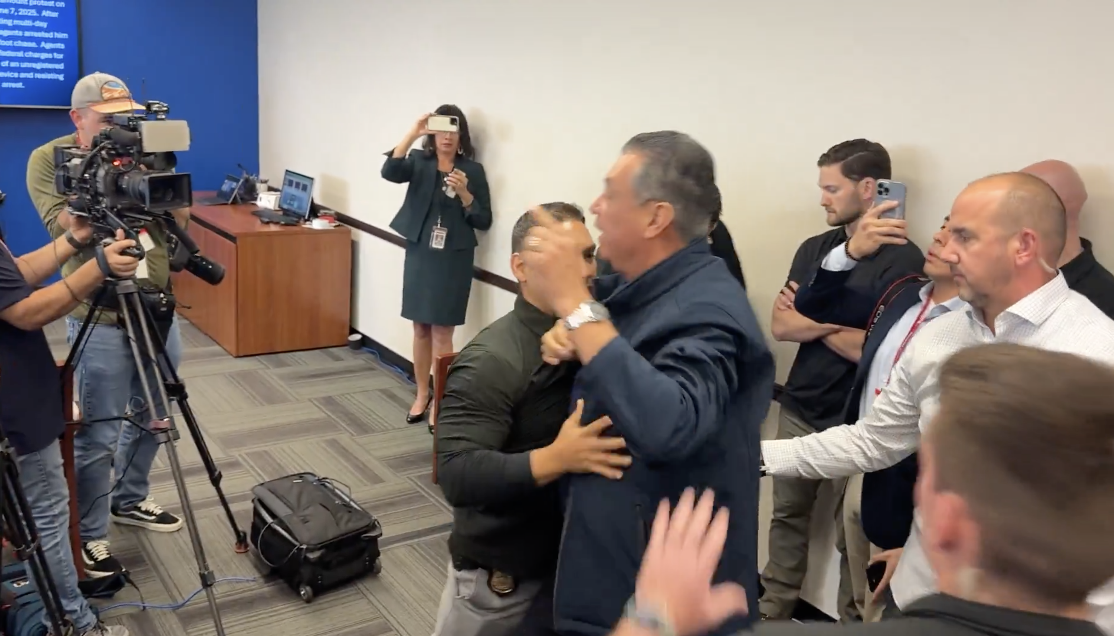 Stati Uniti, il senatore dem Alex Padilla bloccato a terra e ammannetato durante una conferenza stampa