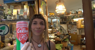 Copertina di A Napoli i negozi che boicottano Israele: “A Gaza politica genocida” – Video