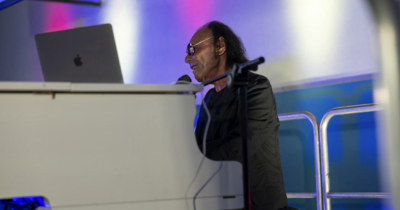 Copertina di Antonello Venditti canta “Notte prima degli esami” per i giovani detenuti: “Qui avete un amico. Mi piacerebbe tornare per un torneo di biliardino” – IL VIDEO