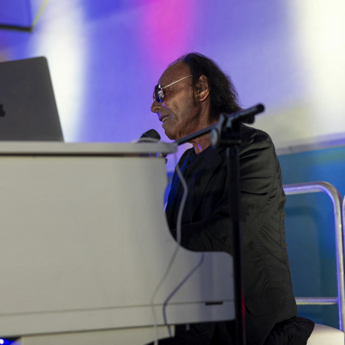 Antonello Venditti canta “Notte prima degli esami” per i giovani detenuti: “Qui avete un amico. Mi piacerebbe tornare per un torneo di biliardino” – IL VIDEO