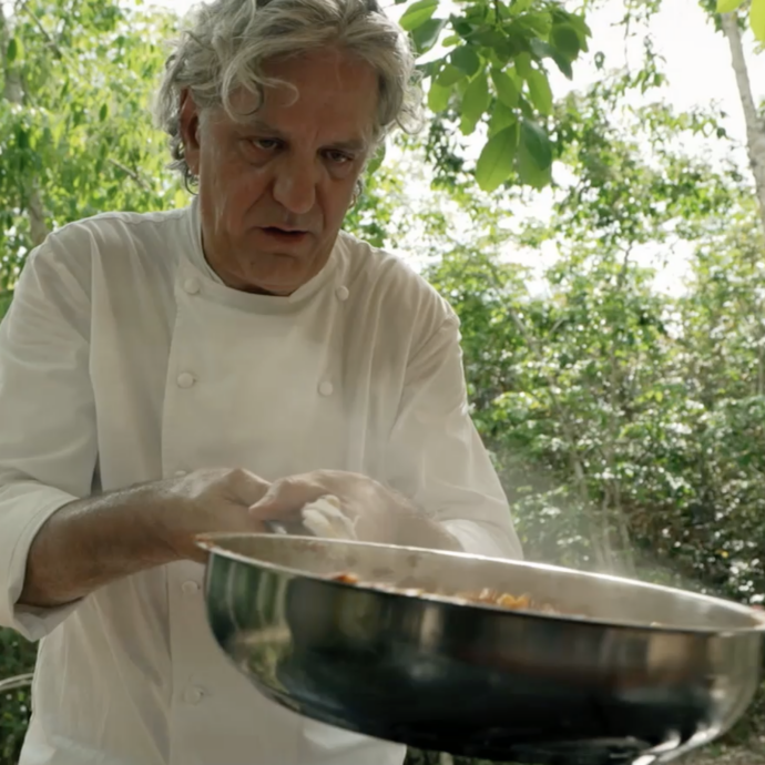 Giorgio Locatelli con le tagliatelle al ragù lascia in mutande i concorrenti di “Money Road” – VIDEO