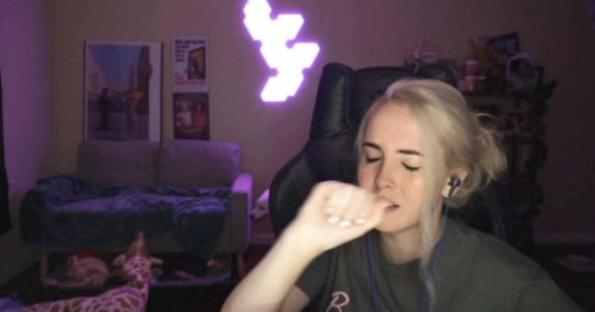 “Da tre anni non faccio sesso, dormo in streaming e a volte faccio in diretta la doccia vestita. Non posso fermarmi su Twitch”: l’incredibile storia di Emily