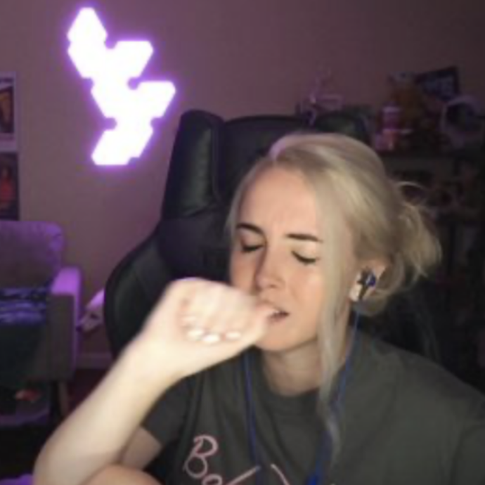 “Da tre anni non faccio sesso, dormo in streaming e a volte faccio in diretta la doccia vestita. Non posso fermarmi su Twitch”: l’incredibile storia di Emily