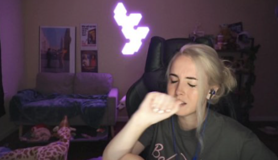 “Da tre anni non faccio sesso, dormo in streaming e a volte faccio in diretta la doccia vestita. Non posso fermarmi su Twitch”: l’incredibile storia di Emily “Da tre anni non faccio sesso, dormo in streaming e a volte faccio in diretta la doccia vestita. Non posso fermarmi su Twitch”: l’incredibile storia di Emily