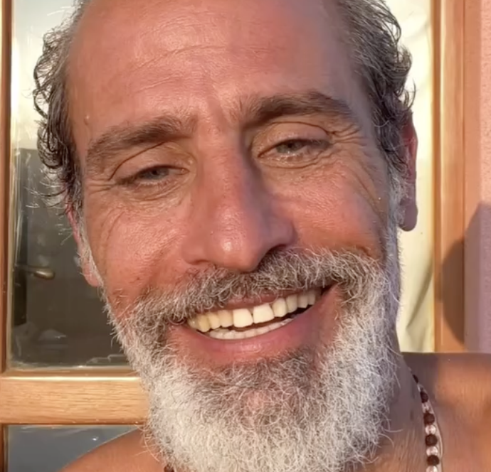 “Ho digiunato 10 giorni, solo acqua. Fa bene. Se stai tutto il giorno sul divano a mangiare gelato e guardare la tv, è normale che hai problemi”: così Raz Degan