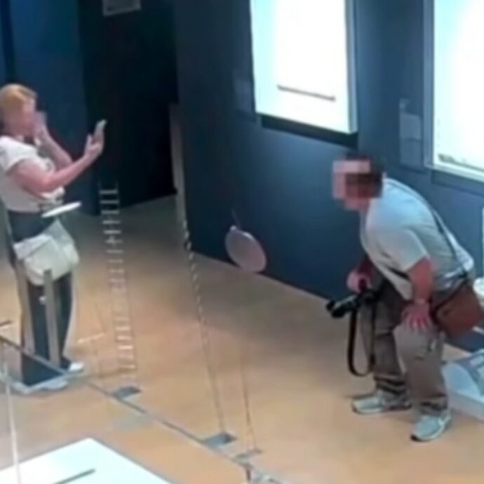 “Un comportamento superficiale e irrispettoso”: vandali danneggiano la “Sedia Van Gogh” di Nicola Bolla, ricoperta da centinaia di Swarowski- IL VIDEO