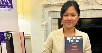 Copertina di “L’intelligenza artificiale è un impero: il potere in mano a pochi che sfruttano le risorse della comunità”: la scenario devastante descritto da Karen Hao