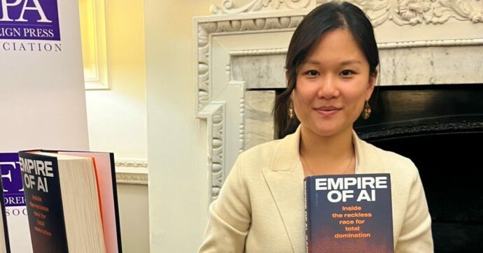 “L’intelligenza artificiale è un impero: il potere in mano a pochi che sfruttano le risorse della comunità”: la scenario devastante descritto da Karen Hao