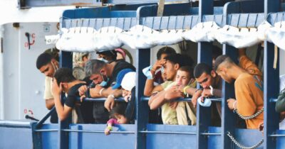 Copertina di Italia contro Ue: “Rimpatri senza attendere i giudici”