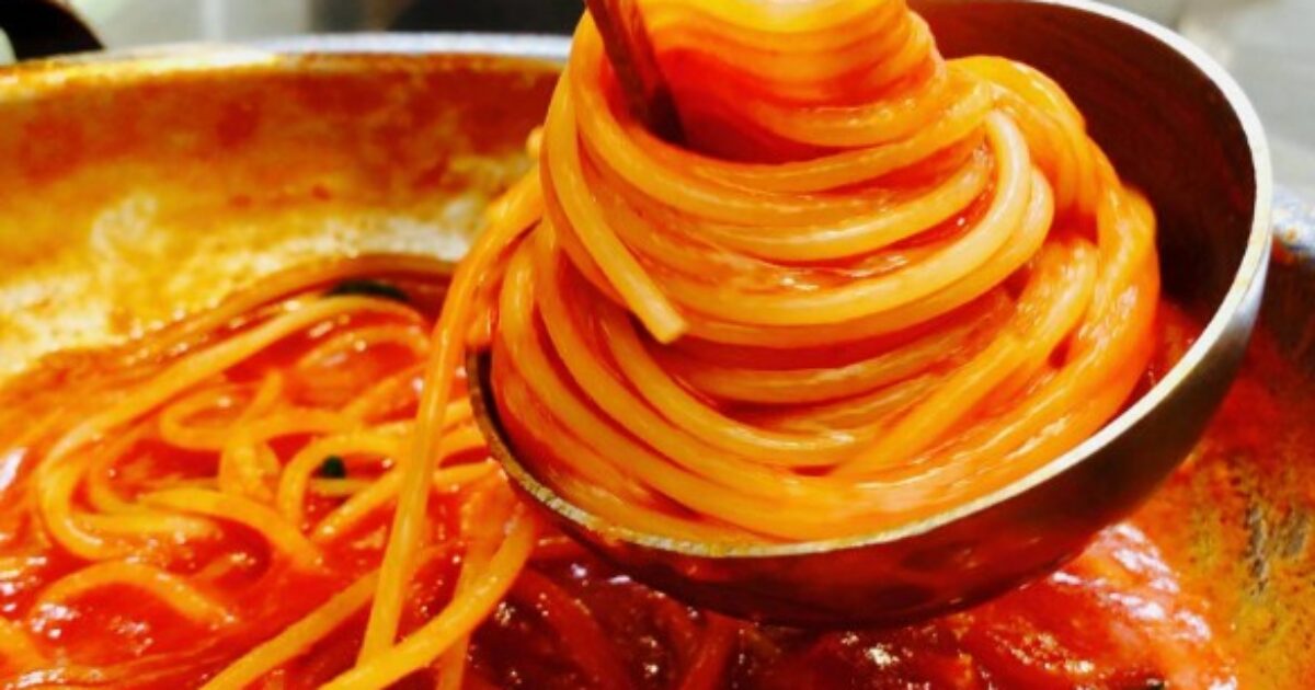 “Nuovo record mondiale, una pasta al pomodoro a 45 euro. Voi la ordinereste?”, l’attacco al piatto dello chef Rinaldi e i commenti: “Il menù è esposto, chi entra sa quanto paga”