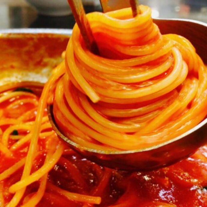 “Nuovo record mondiale, una pasta al pomodoro a 45 euro. Voi la ordinereste?”, l’attacco al piatto dello chef Rinaldi e i commenti: “Il menù è esposto, chi entra sa quanto paga”