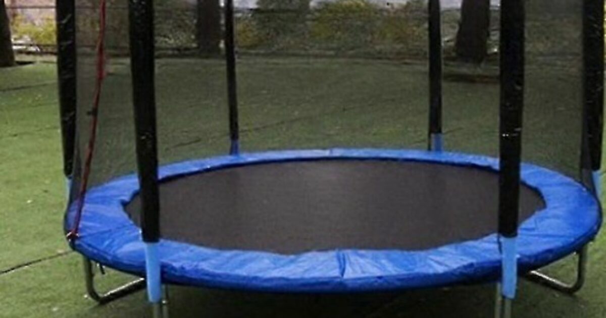 Salta sul tappeto gonfiabile in giardino quando un mini tornato la fa volare via: muore a 3 anni davanti alla mamma. Il vicino: “Ho sentito un rumore come un treno merci”
