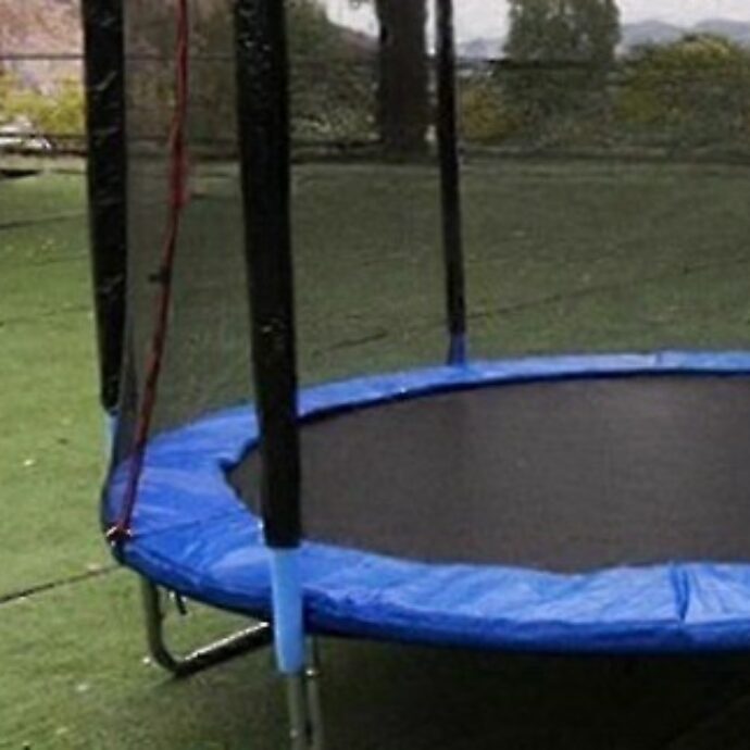 Salta sul tappeto gonfiabile in giardino quando un mini tornato la fa volare via: muore a 3 anni davanti alla mamma. Il vicino: “Ho sentito un rumore come un treno merci”