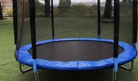 salta sul tappeto gonfiabile in giardino quando un mini tornato la fa volare via muore a 3 anni davanti alla mamma il vicino ho sentito un rumore come un treno merci
