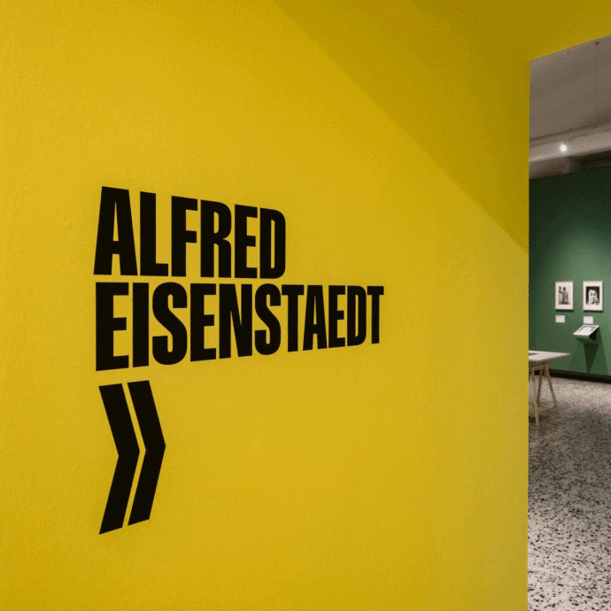 Alfred Eisenstaedt, il fotografo del celebre bacio del marinaio all’infermiera in mostra a Torino